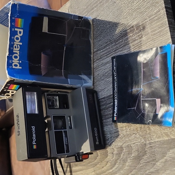 Polaroid 600 Series Camera - Picture 1 of 9